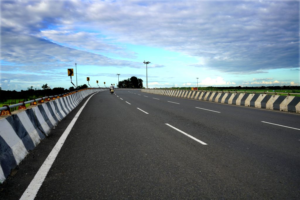 road-sign-on-highway-india-2022-01-30-09-27-36-utc
